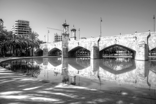 Black and white bridge di stepfuturistico