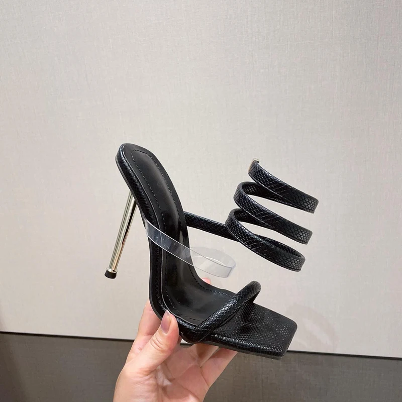 Römer-Schlange Wickel Sexy Sandalen mit eckiger Zehenpartie und Metall-Stiletto-Absatz für einen verführerischen Look.