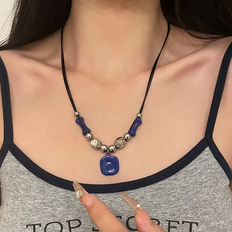 Eenvoudige blauwe vierkante hangerketting, Europees en Amerikaans design, een stijlvol sieraad voor elke gelegenheid. Ideaal voor vrouwen.