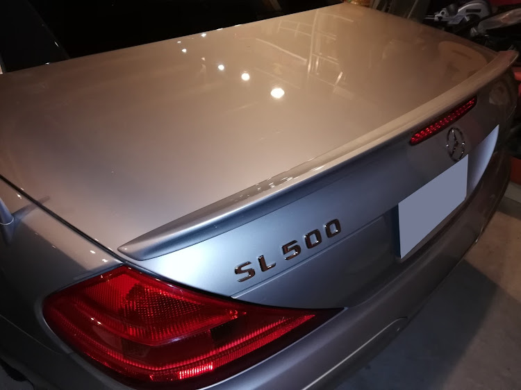 SLのSL・R230・エンブレム交換に関するカスタム事例の投稿画像1枚目
