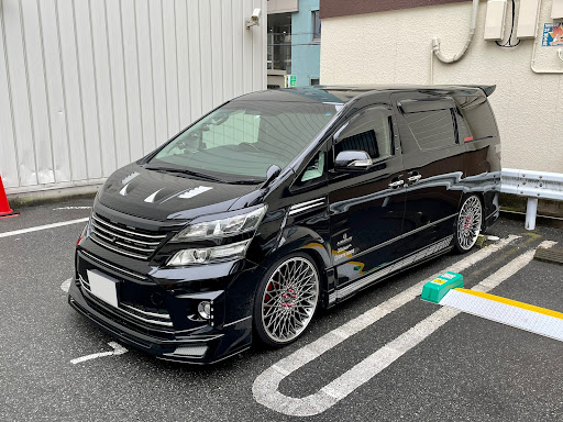 ヴェルファイア Anhwのフラップ注意 コインパーキング 縁石ギリギリ やすみだって休んでられない 占い に関するカスタム メンテナンスの投稿画像 車のカスタム情報はcartune