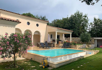 Villa avec piscine et terrasse 2