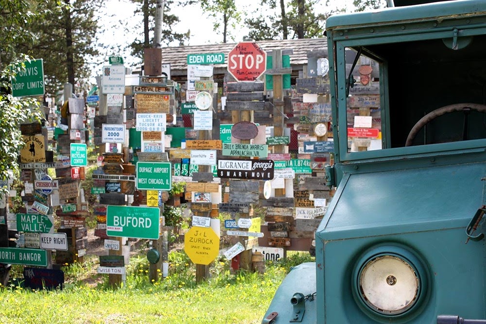 Sign Post Forest, a floresta de placas no Canadá