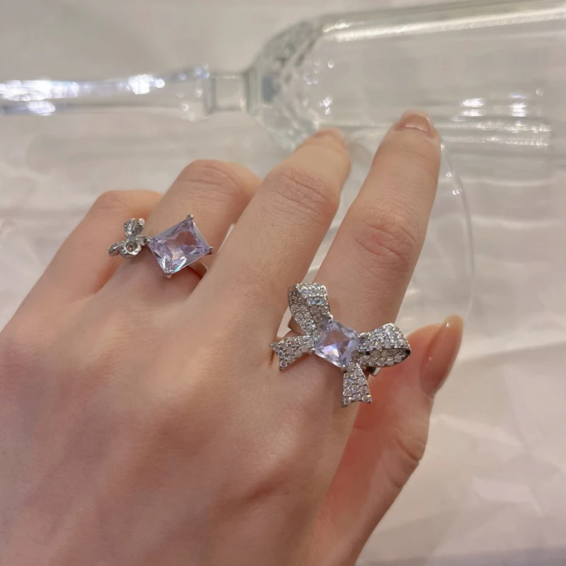Süßer cooler Bowknot Cube Zucker Ring mit Strass Zirkonia für Damen. Funkelnder Schmuck für jeden Anlass. Einzigartiges Design.
