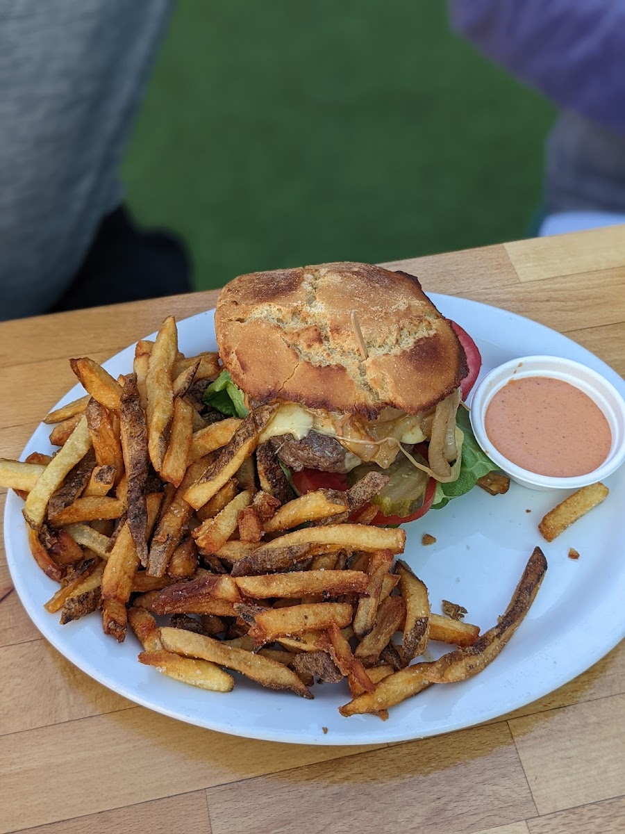 8/10
THE BOSS BURGER (GF, P
Non-celiac Dad and Hubby said it was good but too big. They raved about the fries.