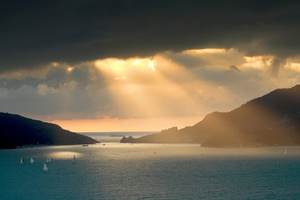 Raggi di luce sul golfo di Paulette