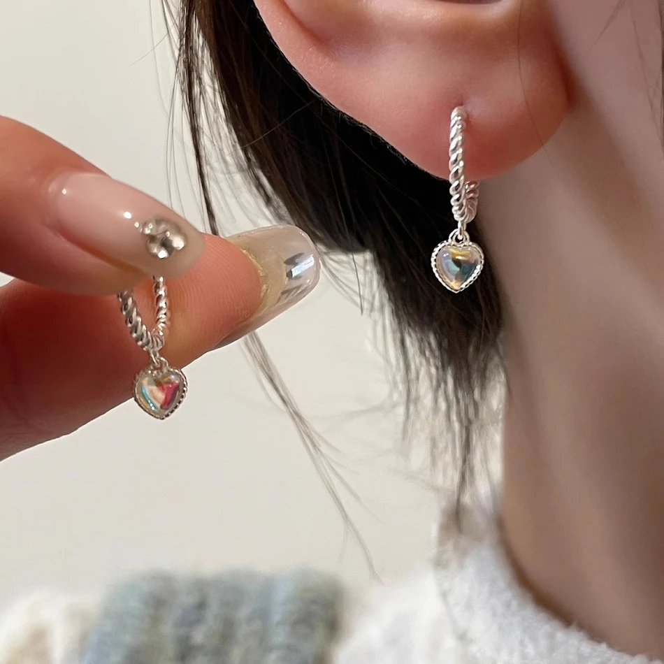 Boucles d'oreilles en argent sterling avec pierre de lune et torsade d'amour, exquises et petites, parfaites pour exprimer votre amour et élégance.