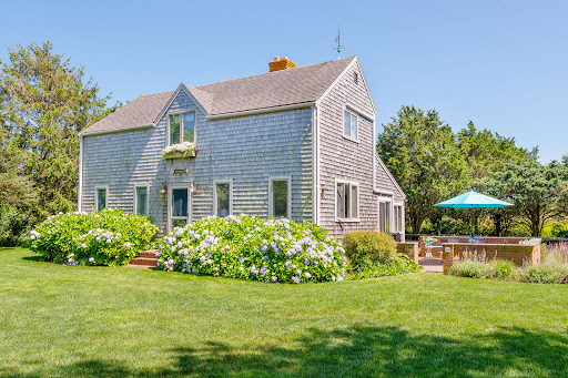 Wooden house with flowering garden - Prestige property for sale in Nantucket, 4 bedrooms