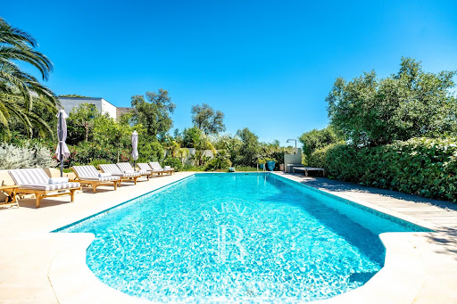 Villa with pool 4