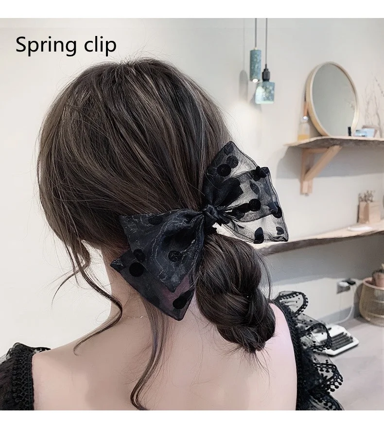 Presilha de cabelo com laço de bolinhas e faixa, um acessório charmoso que adiciona um toque divertido e feminino a qualquer penteado. Use já!