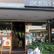 Love at first bite bakery café (深盤披薩專賣店)