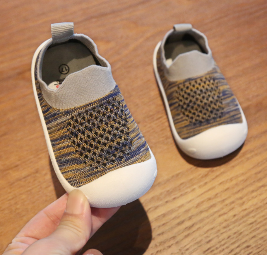 Babyschoenen en peuterschoenen met zachte zool. Comfortabel en flexibel voor de eerste stapjes en de groei.