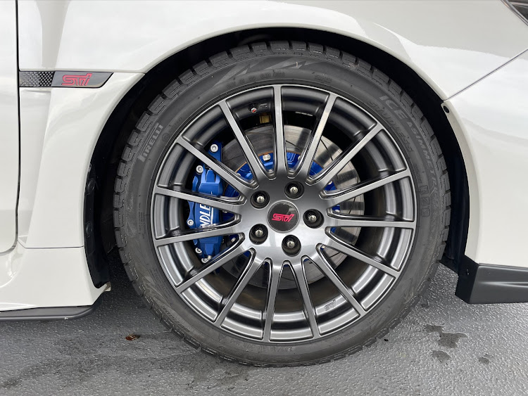 WRX S4のスタッドレスタイヤへ交換・ツラ出したいが・冬仕様は嫌・雪国に行くぜ♨️・キリ番GET♪に関するカスタム事例の投稿画像2枚目