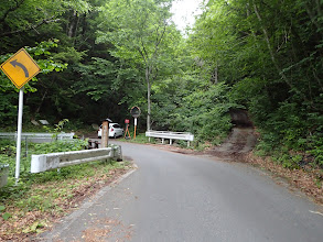 有明山登山口（右へ）