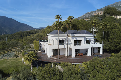Villa avec piscine et terrasse 1