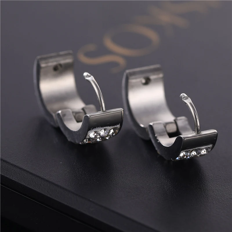Titanium stalen oorbellen met meerdere rijen strass en zirkonia voor dames en heren. Roestvrijstalen sieraden.