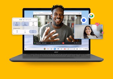 Homme en train de sourire pendant un appel Google Meet qui s'affiche sur l'écran d'un Chromebook ouvert.