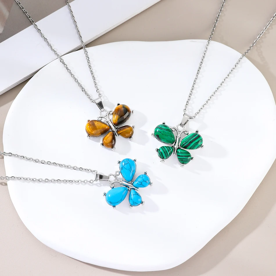 Collier pendentif papillon en cristal de pierre naturelle et alliage, petit et délicat, idéal pour sublimer votre cou avec élégance.