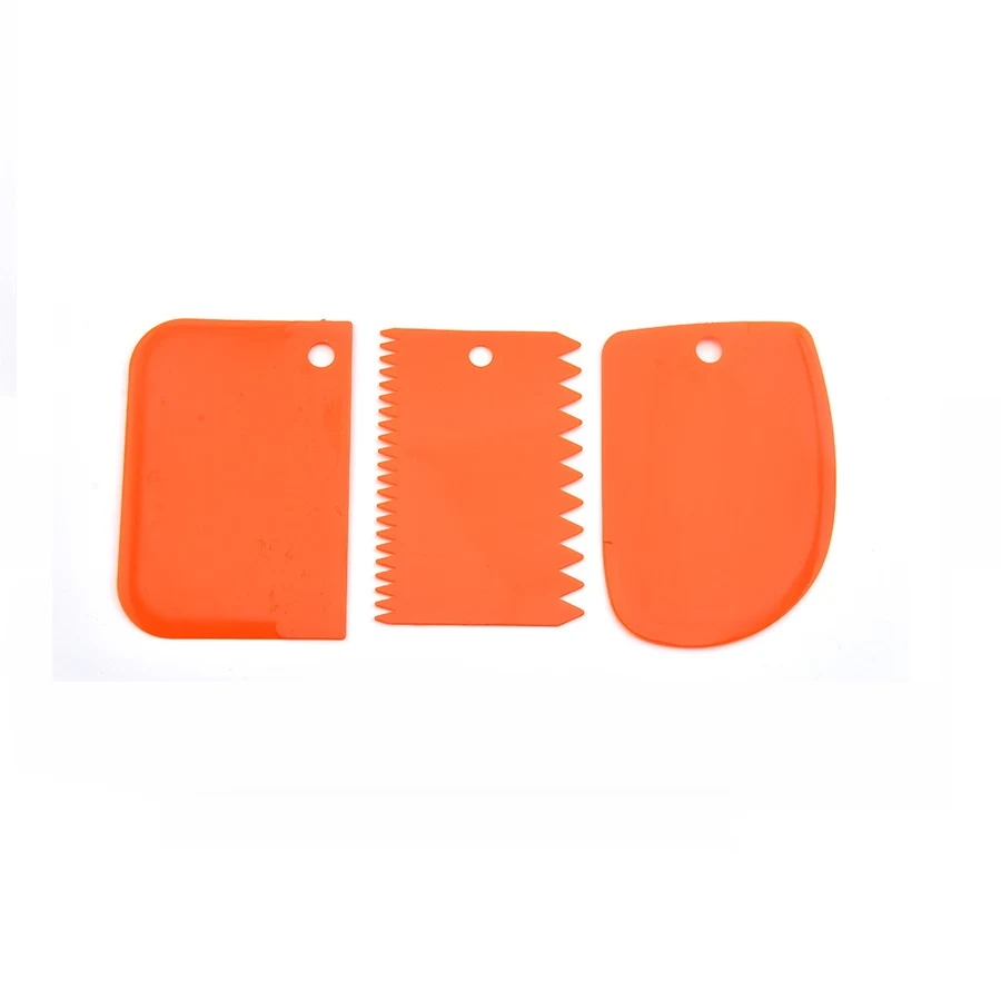 Ensemble de trois grattoirs en plastique de couleur Spot Outil polyvalent pour gratter, nettoyer et enlever les résidus efficacement.