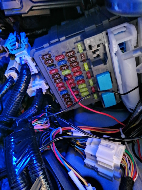 ステップワゴンスパーダのフットランプ取り付け・電源取り出し・オプションカプラ・ペーパー第２種電気工事士に関するカスタム事例の投稿画像3枚目