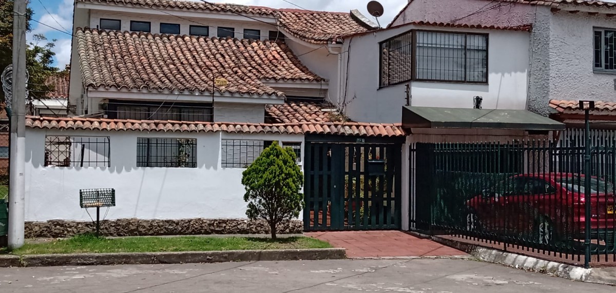 Casa En Venta - Pontevedra, Bogota