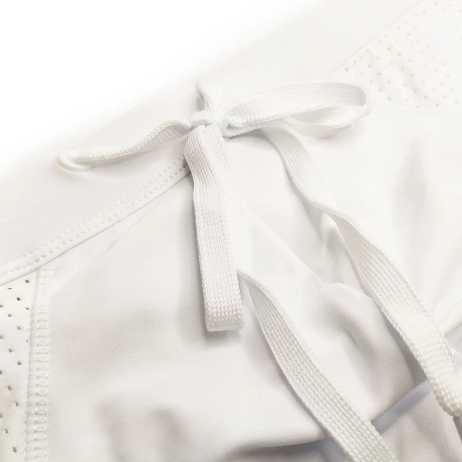 Calzoncillos de natación blancos de malla, transpirables y cómodos. Disfruta del sol con estilo, perfectos para la playa y la piscina.