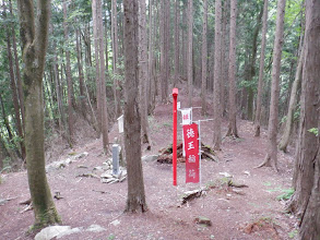 鞍部に城跡