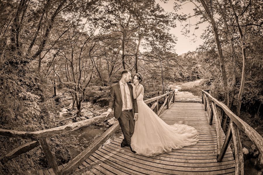 Fotografo di matrimoni George Mouratidis (mouratidis). Foto del 8 aprile 2017