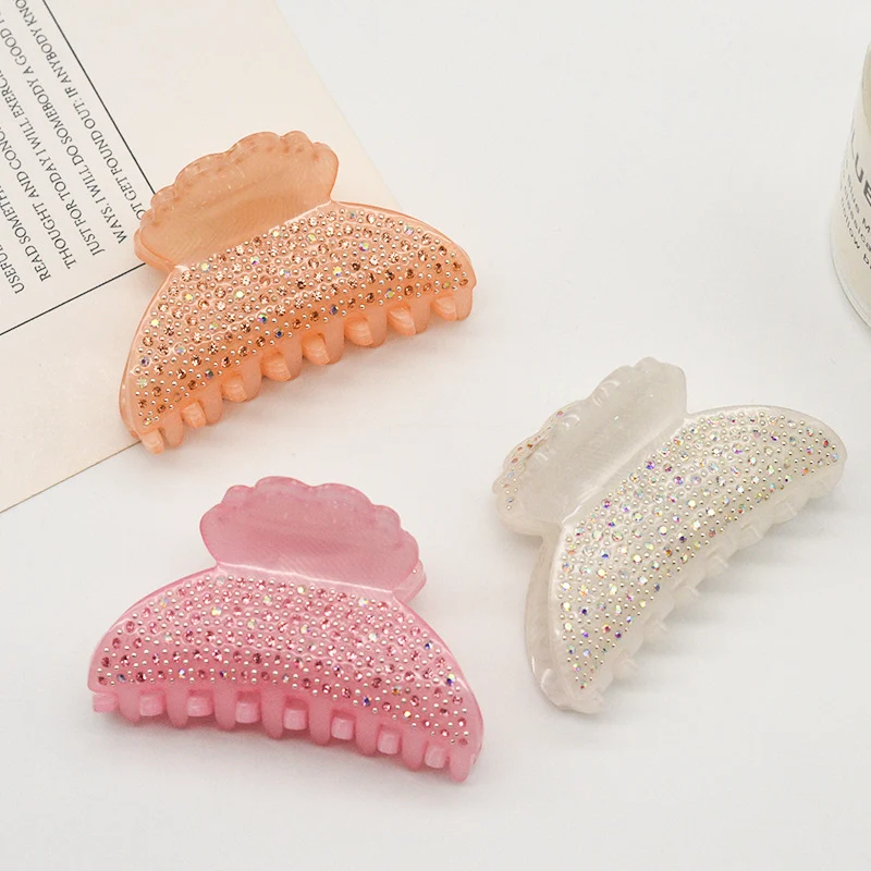 Impugnatura fashion acrilica da donna con cristalli completamente incastonati, per una presa elegante e sicura sul tuo telefono.