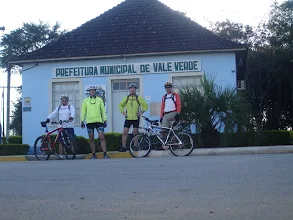 Foto: Largada em frente e Prefeitura de Vale Verde. Km zero