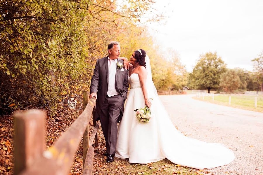 Fotógrafo de casamento Ruth (reddoorphotouk). Foto de 2 de julho 2019