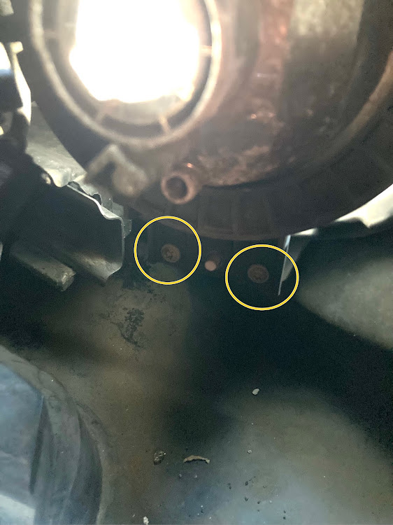 ミニ クロスオーバーのMINI R60・2023年もよろしくお願いします・DIY・フォグランプユニット交換に関するカスタム事例の投稿画像3枚目