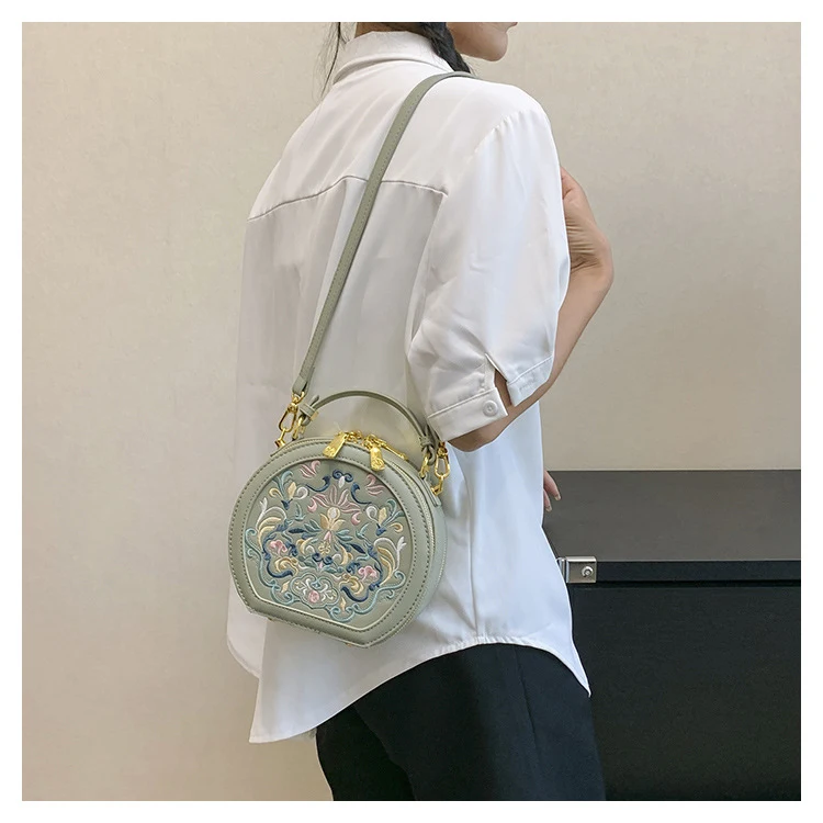 Sac bandoulière femme, style chinois artistique et tendance, texture avancée, idéal pour transporter vos essentiels avec élégance et originalité.