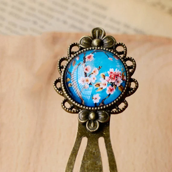 Segnalibro Floreale Retro Creativo Home Fashion Dona un tocco vintage e originale alle tue letture con questo segnalibro floreale. Perfetto per ogni libro.