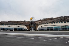 gebouw in de vorm van een Amerikaanse adelaar: adelaarskop in het midden, de daken als vleugels