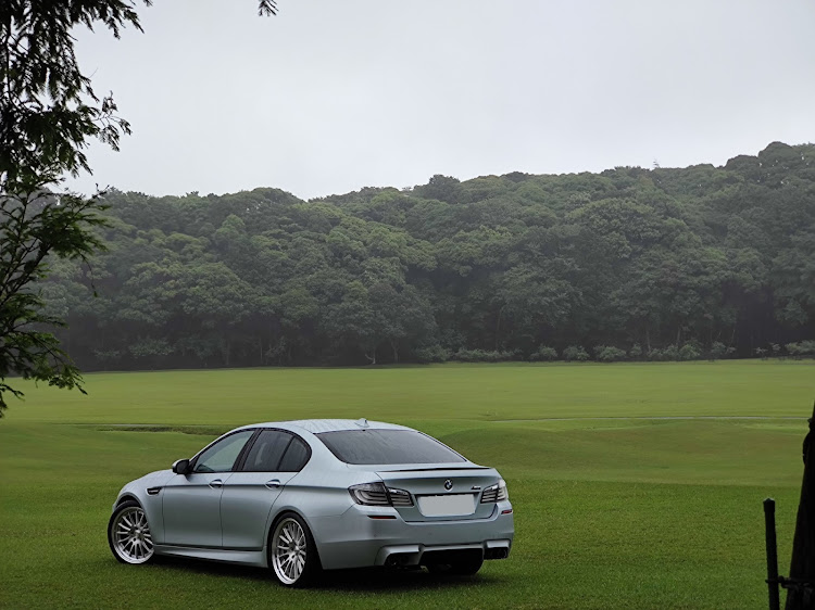 M5の芝生映え・緑と愛車・斜め45度後方の美学に関するカスタム事例の投稿画像1枚目