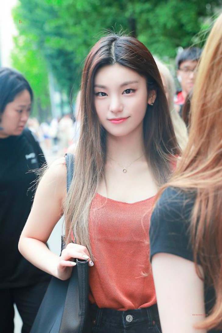 ITZY's Yeji Looked Fabulous And Flawless With Hair Down And MIDZY Can't ...