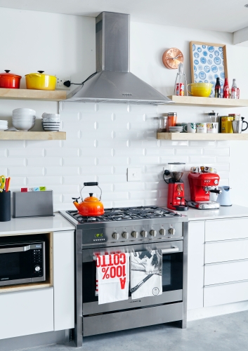 This kitchen serves as the perfect plain-white canvas to make colourful appliances, crockery and kitchen decor elements pop, without making it feel cluttered.