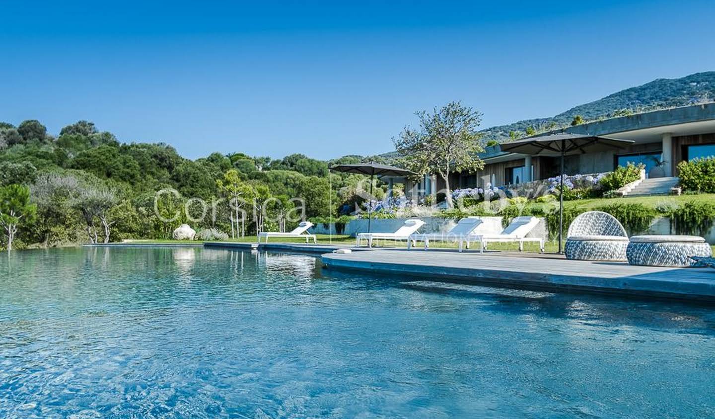 Villa avec piscine en bord de mer Olmeto