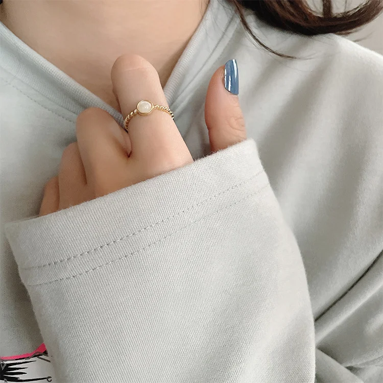 Nouvelle bague en argent sterling S925 pour femmes, simple et personnalisée. Un bijou élégant pour un style quotidien ou un cadeau idéal.