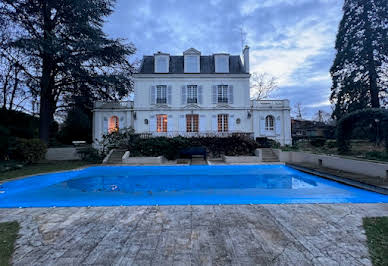 Propriété avec piscine et jardin 11