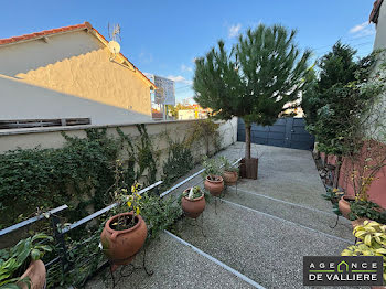 Allée Menant Au Garage Dans Le Jardin Ensoleillé De La Maison