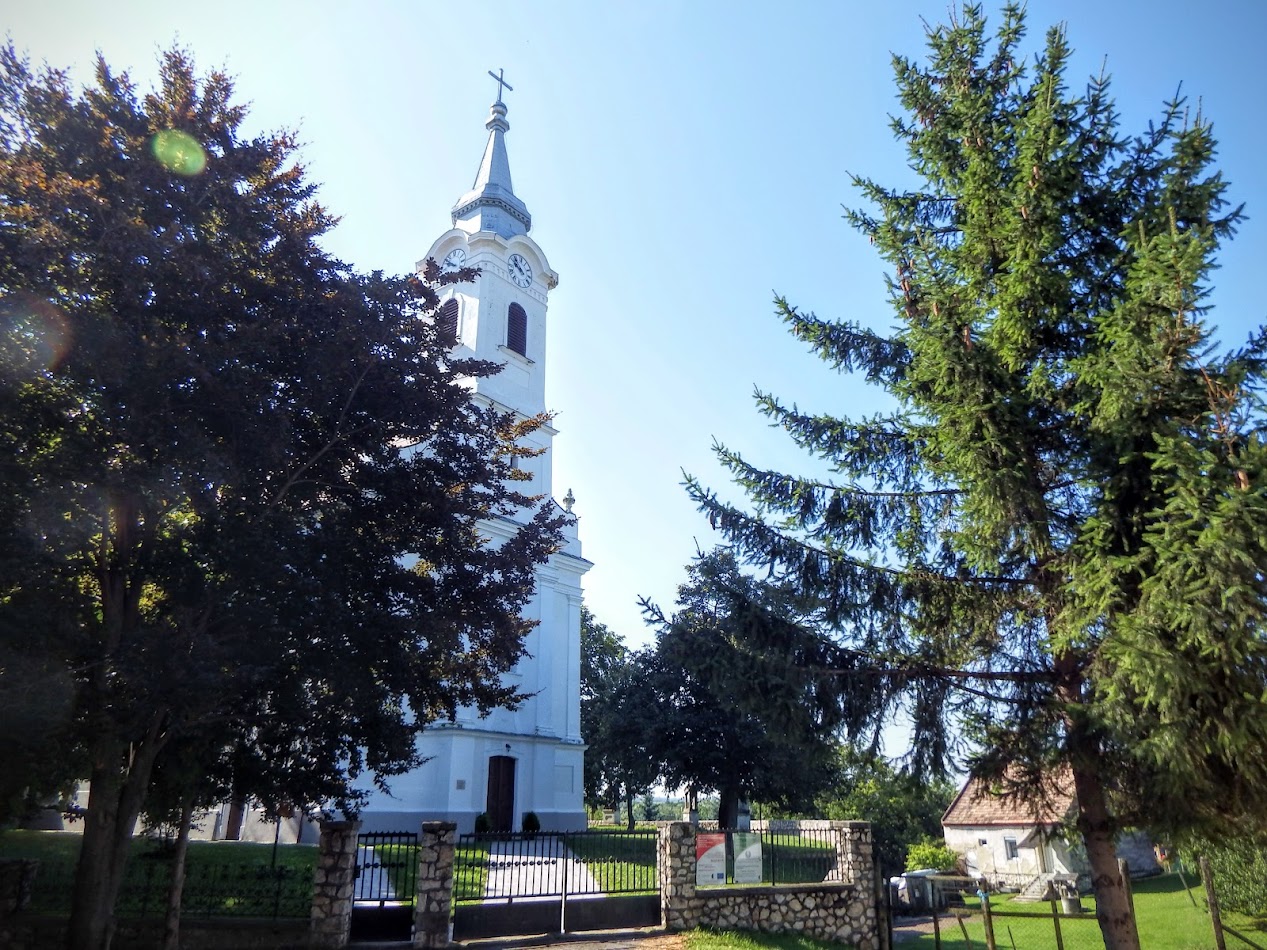 Ugod - Szent Péter és Pál rk. templom és kálvária a keresztúttal a templomkertben