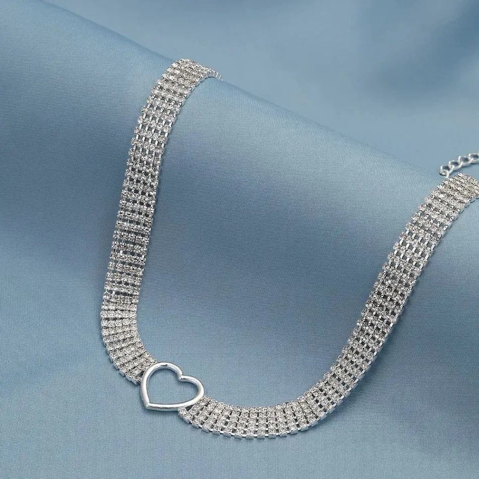 Colar feminino simples com coração de strass Adicione um toque de brilho e romantismo ao seu visual diário com este colar charmoso e delicado.