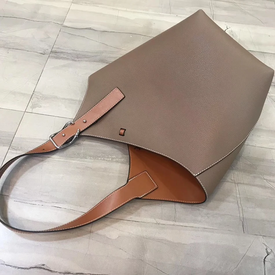 Sac seau en cuir souple pour femme, adaptable à toutes les tenues. Un accessoire féminin idéal pour un look élégant et pratique, pour toutes les occasions.