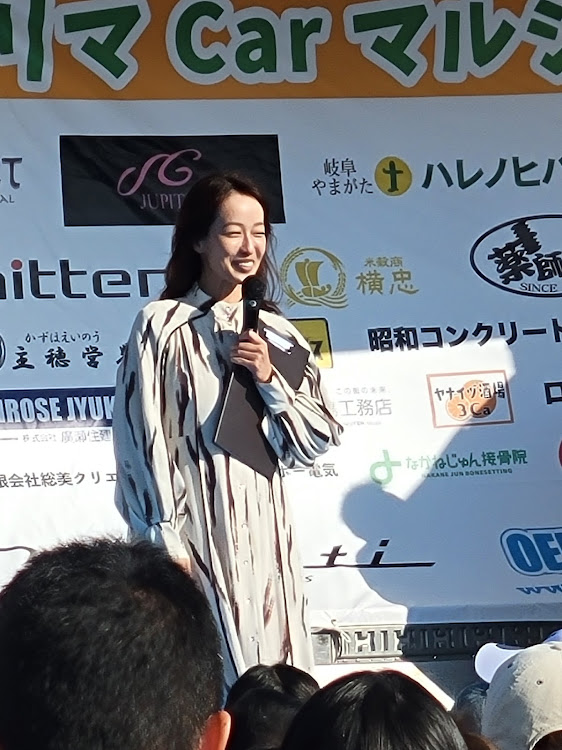 AUTO TINTさんが投稿したいつもいいね＆コメントありがとうございます・フィルム施行・スパッタゴールド・アンケート・及川奈央に関するカスタム事例の投稿画像2枚目