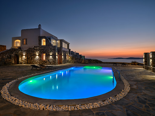 Villa with pool and garden 1