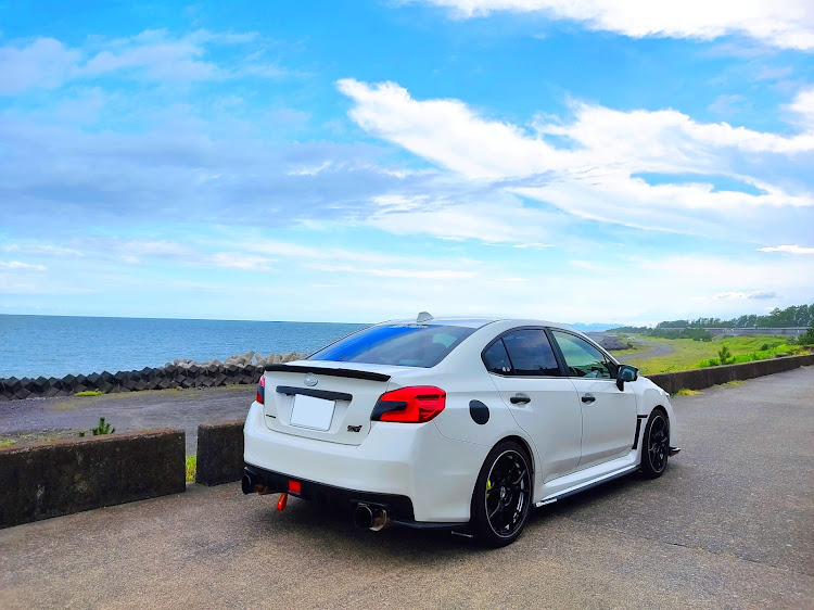 WRX STIのクリスタルホワイト・パール・海・ドライブ・晴れ・鰻に関するカスタム事例の投稿画像1枚目