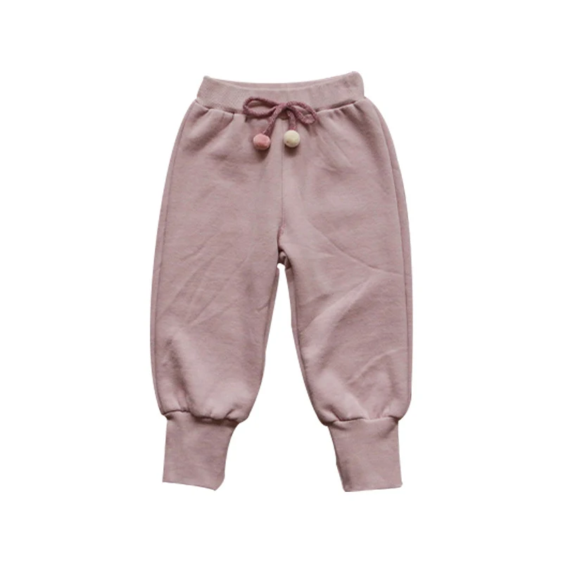 Calças de pelúcia esportivas e de lazer com Sweet Feet, oferecendo conforto e calor superiores, ideais para relaxar ou praticar esportes.