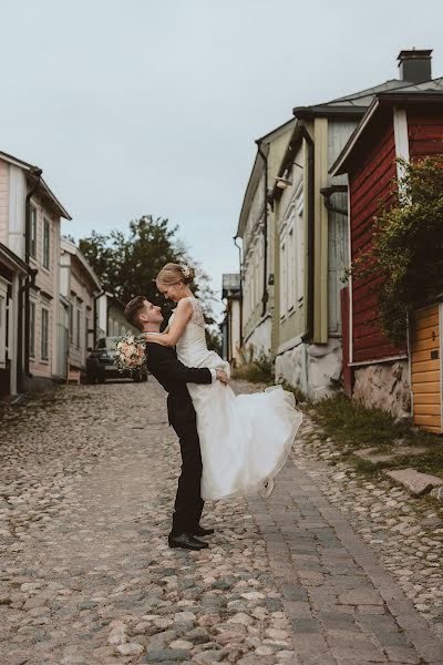 Fotógrafo de casamento Salla Vesa-Tikkanen (kuvaajalahti). Foto de 9 de outubro 2022